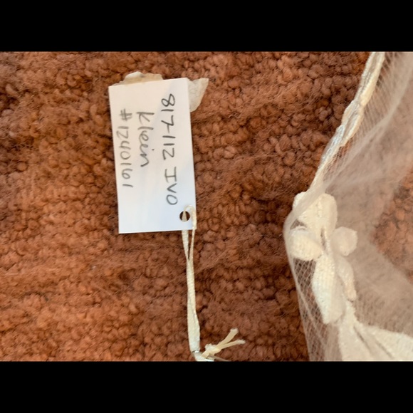 Exquisite silk cathedral length bridal veil. 30’ long. New. - Picture 4 of 9